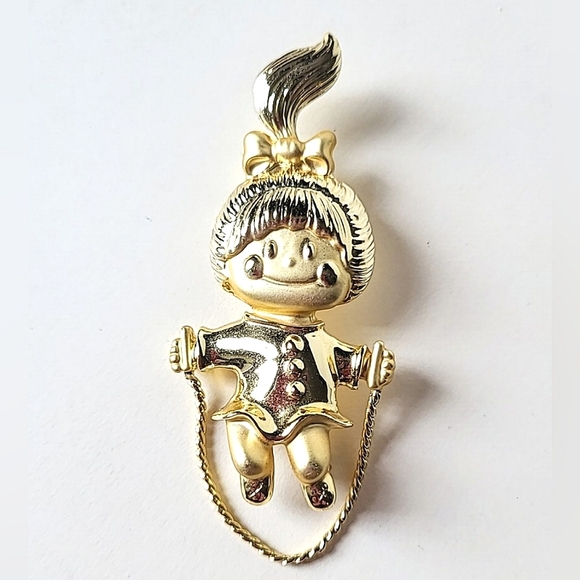 GIRL JUMPING ROPE PIN BROOCH - GOLDTONE AJC SIGNED - Picture 6 of 6